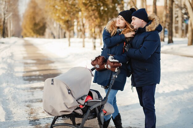 Familia en un parque de invierno