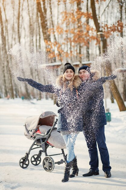 Familia en un parque de invierno