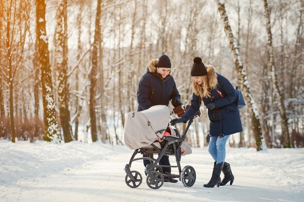 Familia en un parque de invierno