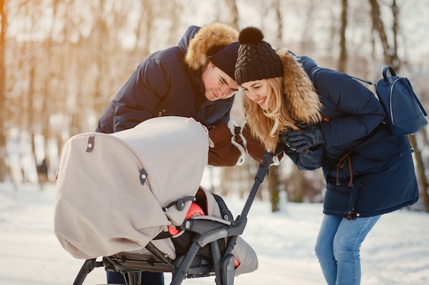 Familia en un parque de invierno