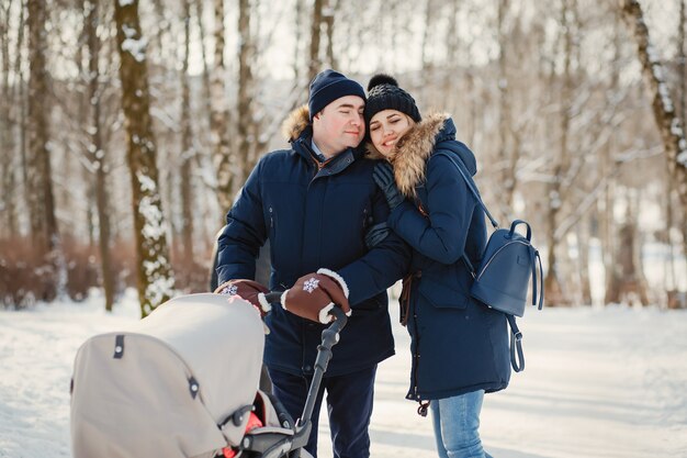 Familia en un parque de invierno