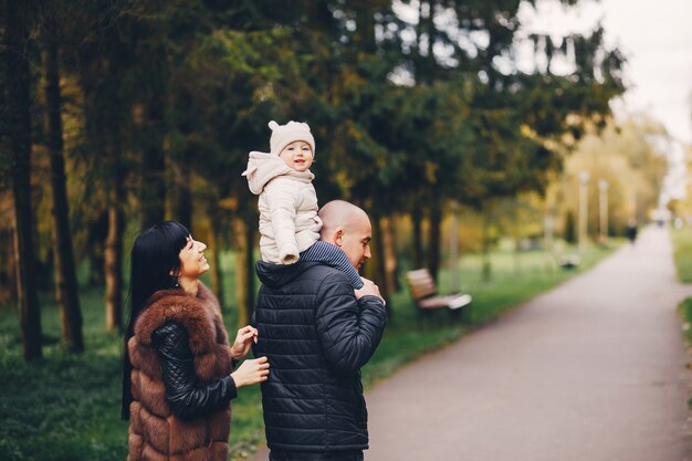 Familia en un parque de otoño