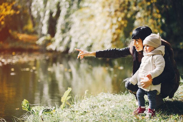 Familia en un parque de otoño