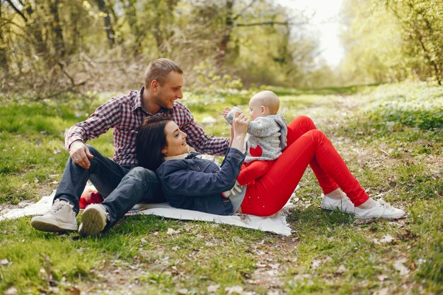 Familia en un parque de primavera