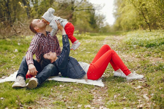 Familia en un parque de primavera