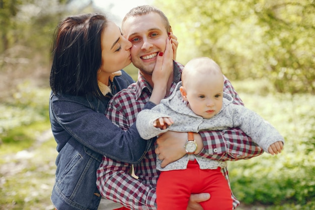 Familia en un parque de primavera