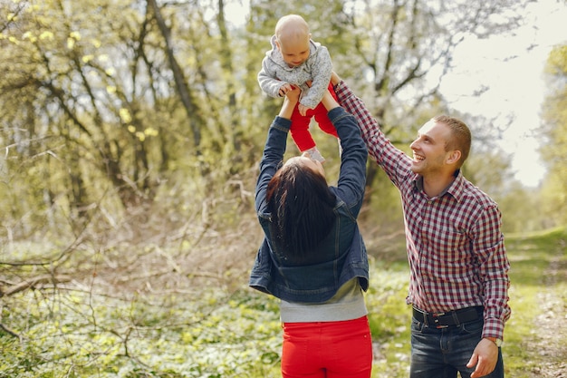 Familia en un parque de primavera