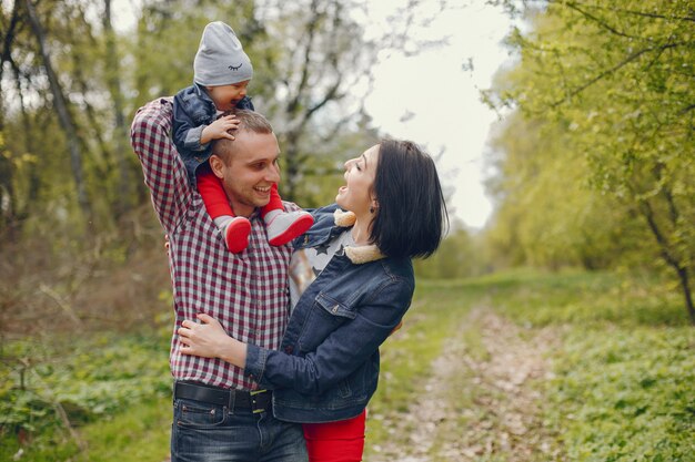 Familia en un parque de primavera