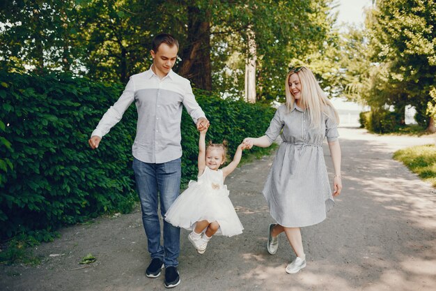 familia en un parque de verano