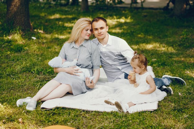 familia en un parque de verano