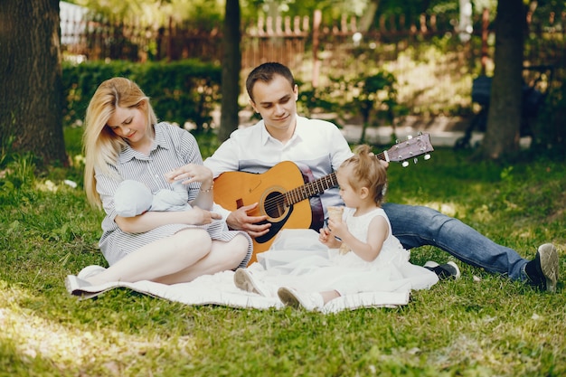 familia en un parque de verano