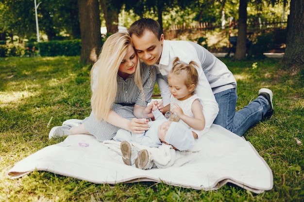 familia en un parque de verano