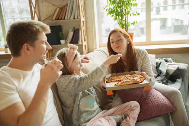 La familia pasa un buen rato juntos en casa, se ve feliz y alegre