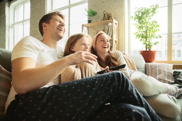 La familia pasa un buen rato juntos en casa, se ve feliz y alegre