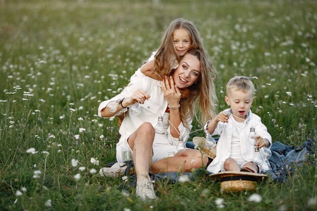 La familia pasa tiempo de vacaciones en el pueblo.