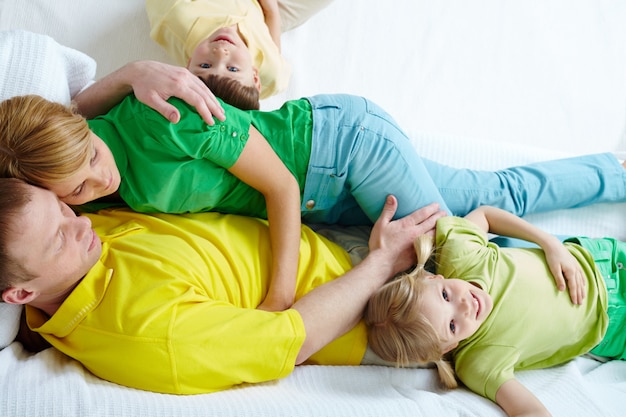 Familia pasando un buen rato en la cama