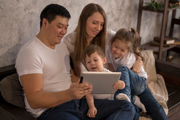 Familia pasando un buen rato juntos