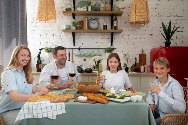 Familia pasando un buen rato juntos