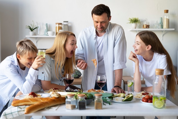 Familia pasando un buen rato juntos