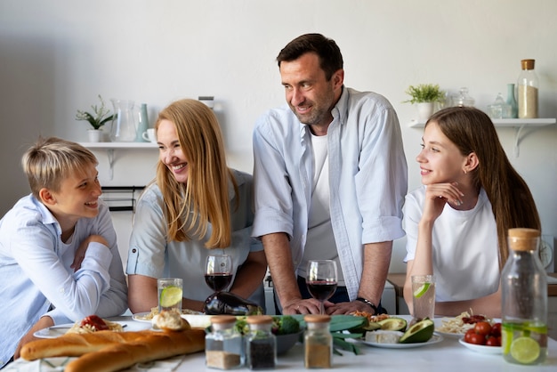 Familia pasando un buen rato juntos