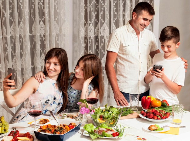 Familia pasando un buen rato en la mesa