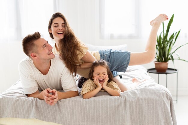 Familia pasando un lindo momento juntos