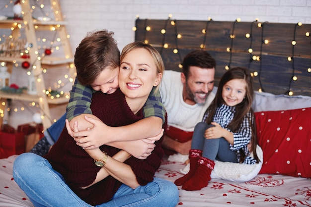 Foto gratuita familia pasando la navidad juntos en casa