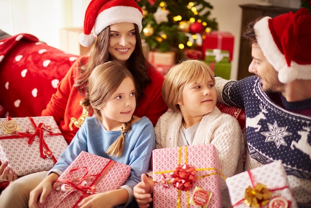 Familia pasando la Navidad juntos en casa