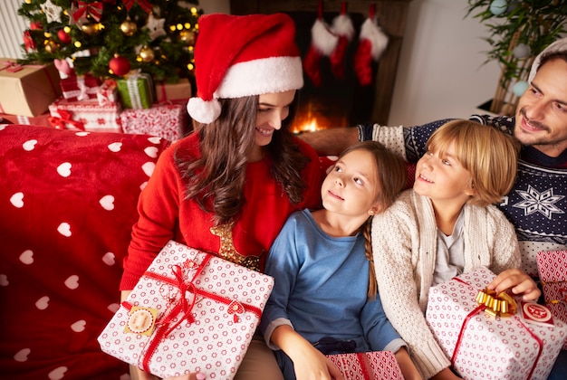 Familia pasando la Navidad juntos en casa