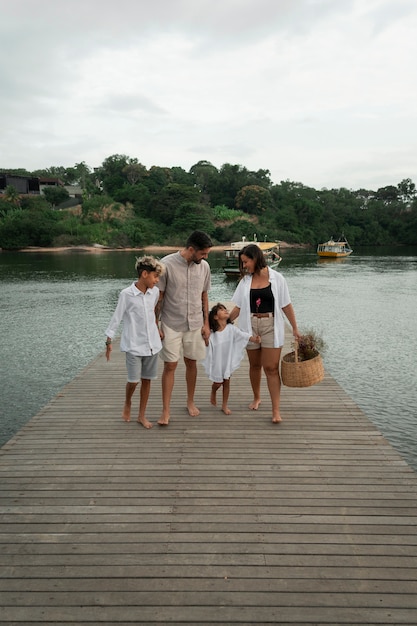 Familia pasando el rato en un embarcadero