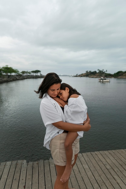 Familia pasando el rato en un embarcadero