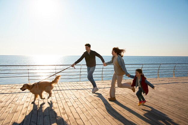 Familia pasando el rato en un embarcadero