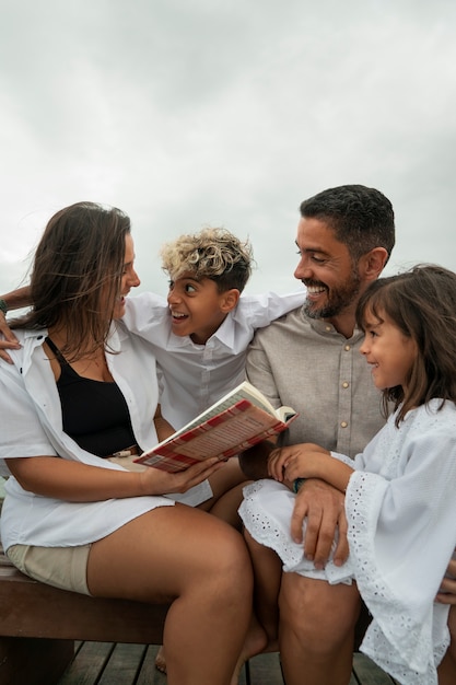 Familia pasando el rato en un muelle