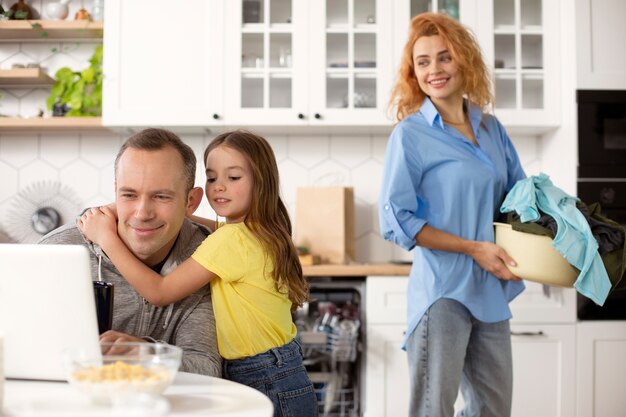 Familia pasando tiempo de calidad juntos