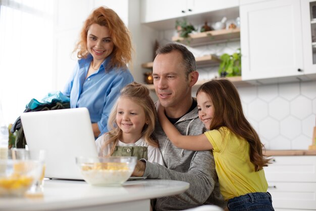 Familia pasando tiempo de calidad juntos