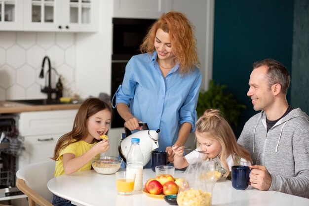 Familia pasando tiempo de calidad juntos