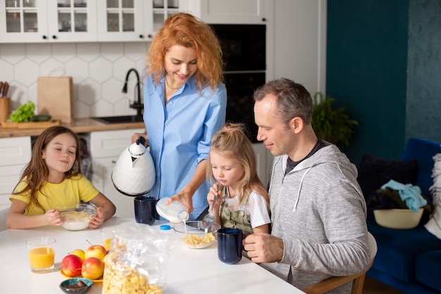 Familia pasando tiempo de calidad juntos