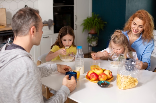 Familia pasando tiempo de calidad juntos