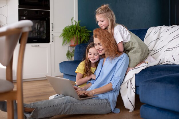 Familia pasando tiempo de calidad juntos