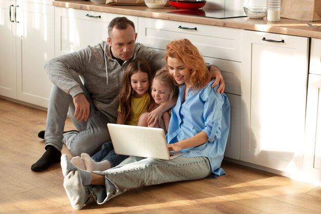 Familia pasando tiempo de calidad juntos