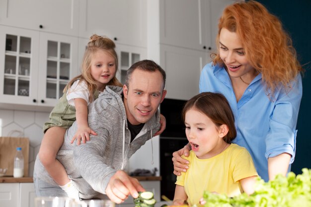 Familia pasando tiempo de calidad juntos