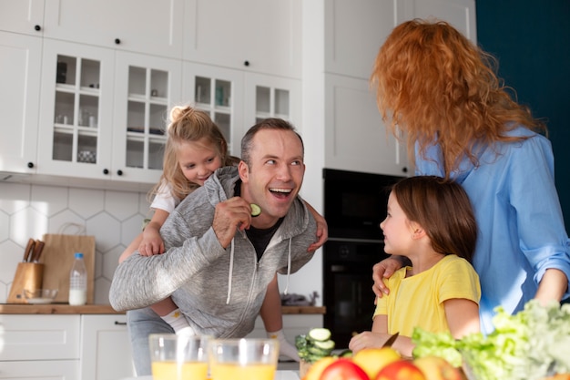 Foto gratuita familia pasando tiempo de calidad juntos