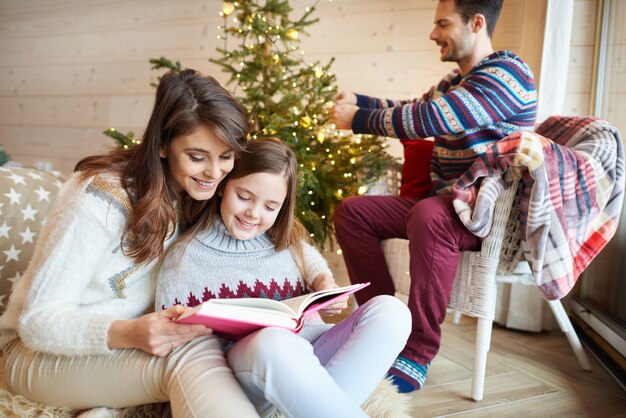 Familia pasando un tiempo encantador juntos