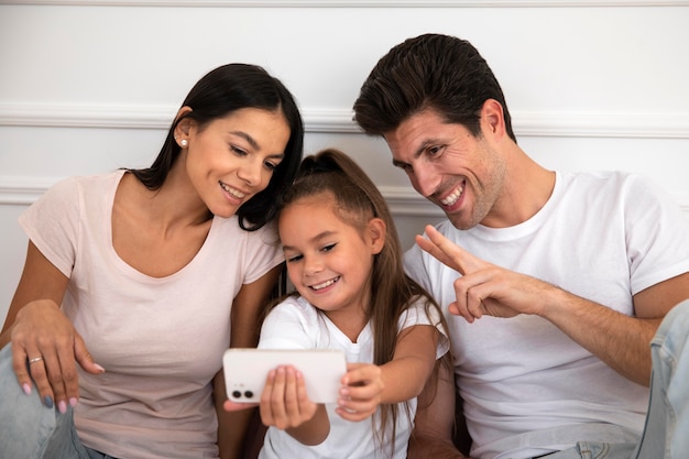 Familia pasando tiempo frente a la televisión