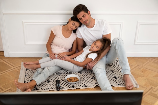 Familia pasando tiempo frente a la televisión