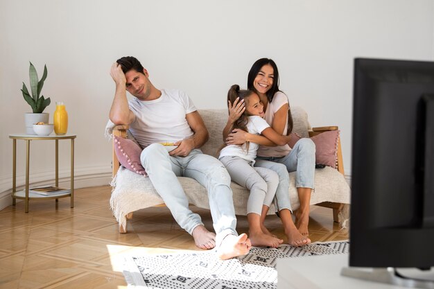 Familia pasando tiempo frente a la televisión