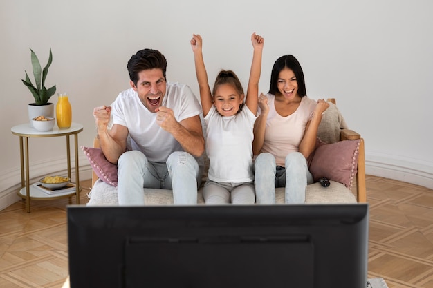 Familia pasando tiempo frente a la televisión