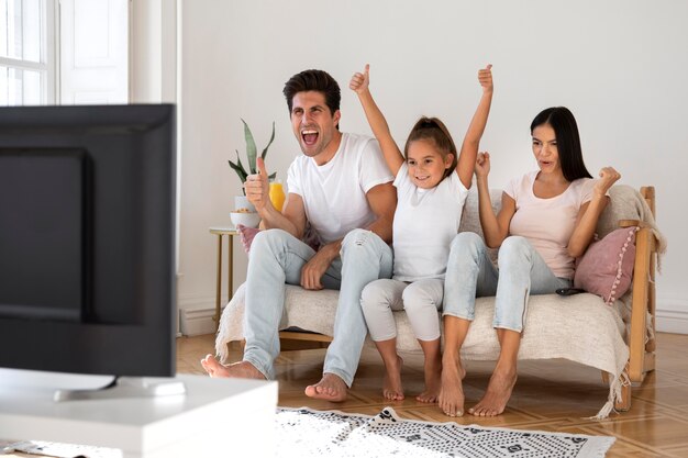 Familia pasando tiempo frente a la televisión