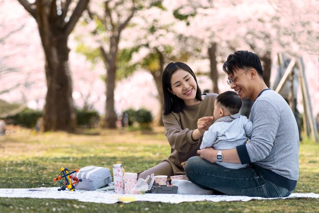 Familia pasando tiempo juntos al aire libre