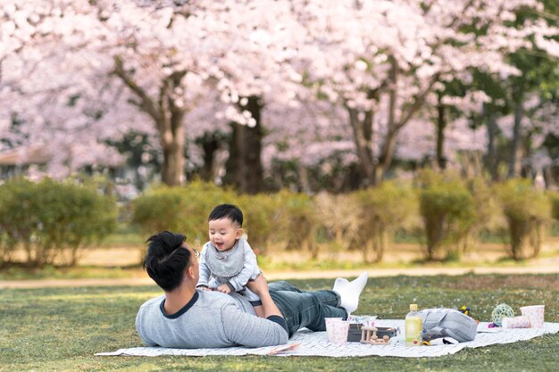 Familia pasando tiempo juntos al aire libre